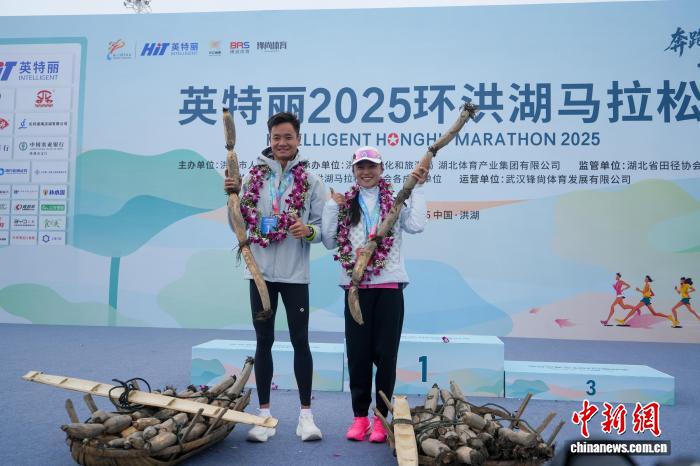 2025环洪湖马拉松开跑 邱远青陆银秀分获男女全马
