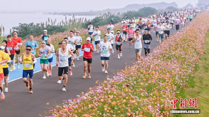 2025环洪湖马拉松开跑 邱远青陆银秀分获男女全马