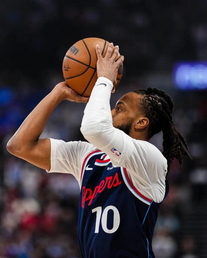 快船逆袭反超勇士登顶西部第八