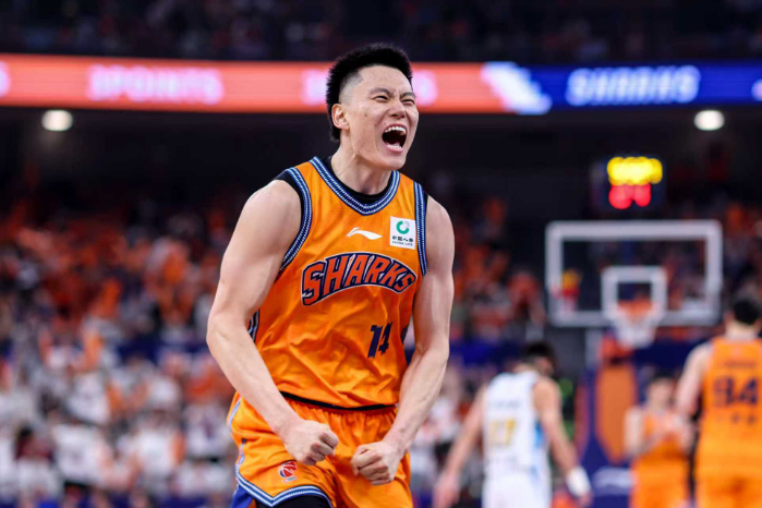 上海李弘权23+6+4率队15连胜领跑，史密斯压哨绝杀