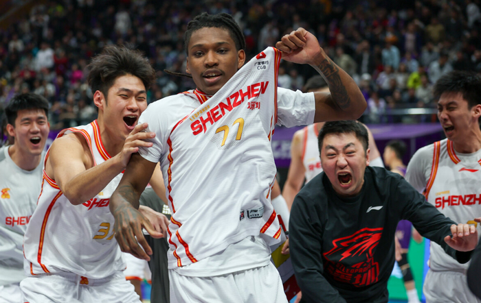 上海李弘权23+6+4率队15连胜领跑，史密斯压哨绝杀