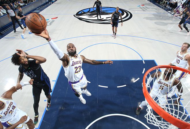 勒布朗独挑大梁湖人惨败独行侠 掘金追平战绩西